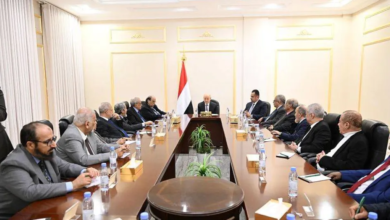 اليمن: انسحاب الانتقالي وتحذيرات العليمي من فشل الاتفاق