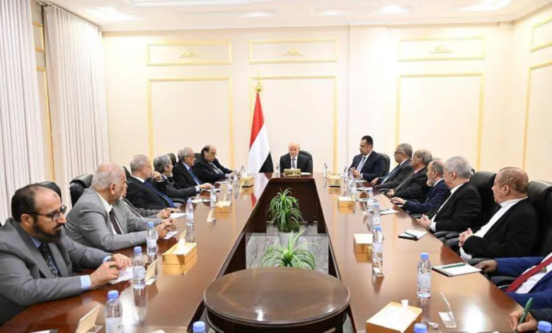 اليمن: انسحاب الانتقالي وتحذيرات العليمي من فشل الاتفاق