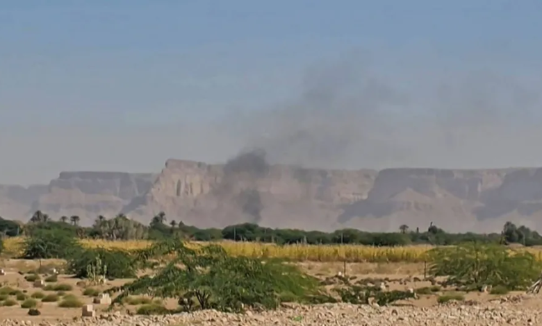 الزبيدي يلوح بالانفصال بسبب معسكرات حضرموت