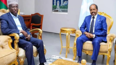 The Somali president meets with the opposition to ease political crises