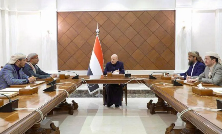 الرئاسي اليمني يوحد القوات العسكرية ويلاحق تجار السلاح