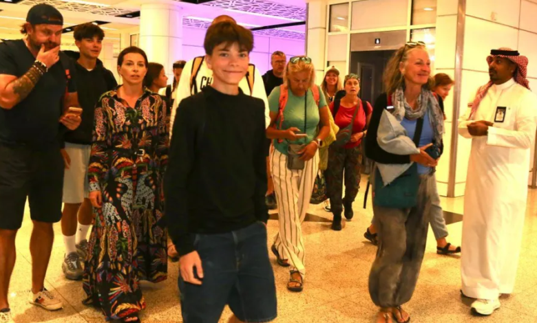 السعودية تستقبل الدفعة الثانية من سياح سقطرى العالقين