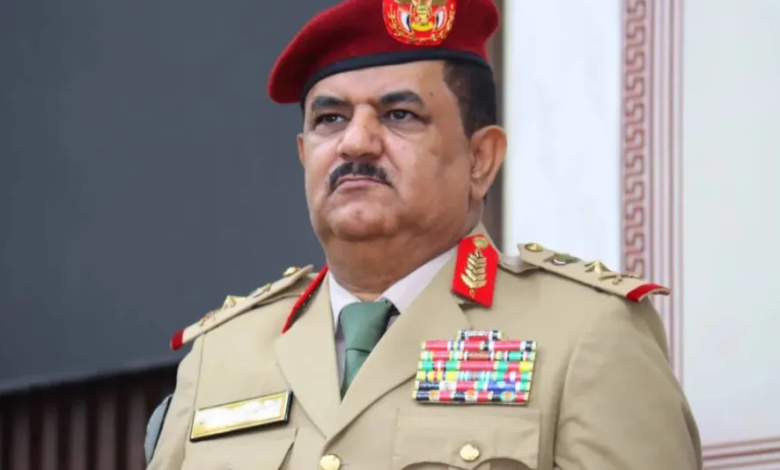 العليمي يطيح بوزير الدفاع اليمني: تفاصيل التغييرات العسكرية