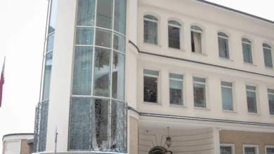 السعودية تأسف لتضرر سفارة قطر في كييف وتدعو للتهدئة