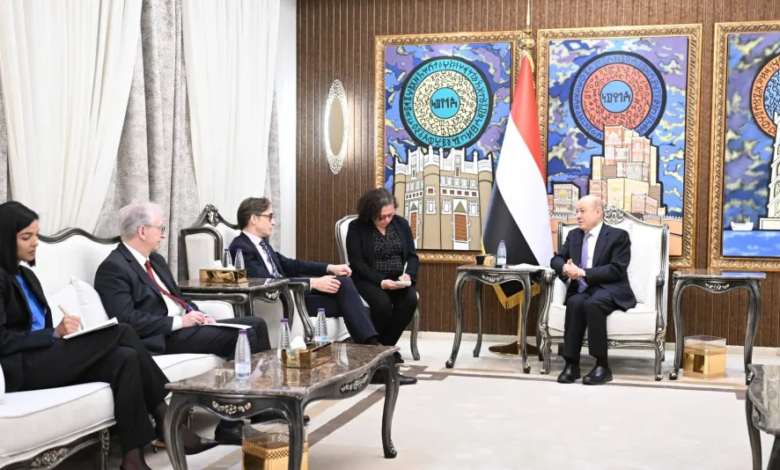 العليمي يوجه بإغلاق السجون غير الشرعية في جنوب اليمن