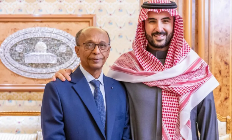 Saudi Defense Minister praises the director of Mukalla port: details and implications