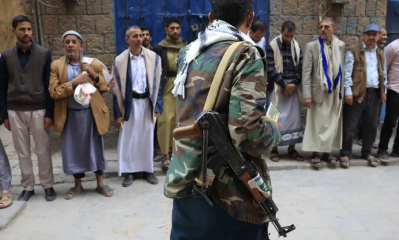 الحوثيون يقيّدون الإنترنت في صعدة: أبعاد العزلة الرقمية