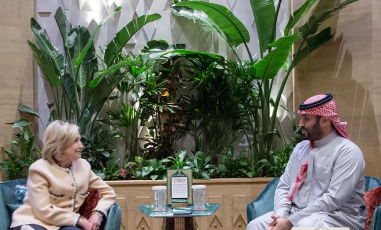 محمد بن سلمان يستقبل هيلاري كلينتون: تفاصيل اللقاء في الرياض