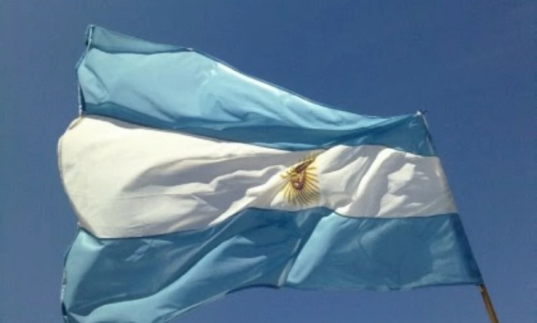 الأرجنتين تبيع الدولار لدعم البيزو وسط قواعد صرف جديدة