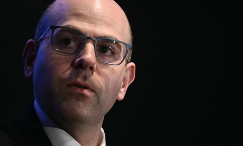 الفيدرالي الأمريكي: دعوات لخفض الفائدة 100 نقطة أساس