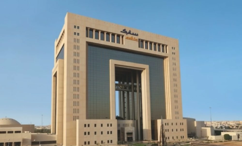 سهم سابك يسجل أدنى سعر منذ 17 عاماً وتفاصيل صفقة أوروبا