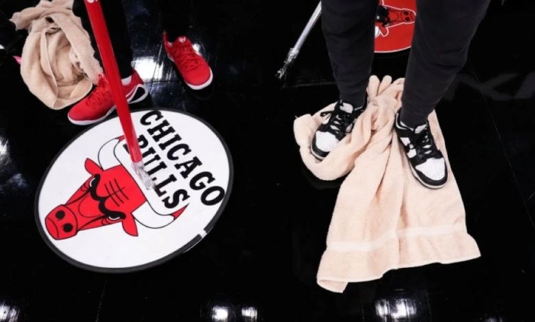 تأجيل مباراة شيكاغو بولز وميامي هيت في NBA بسبب الأرضية