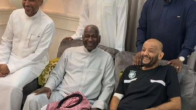 أساطير الكرة السعودية يزورون محمد عبدالجواد في منزله