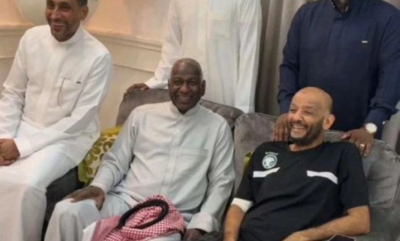 أساطير الكرة السعودية يزورون محمد عبدالجواد في منزله