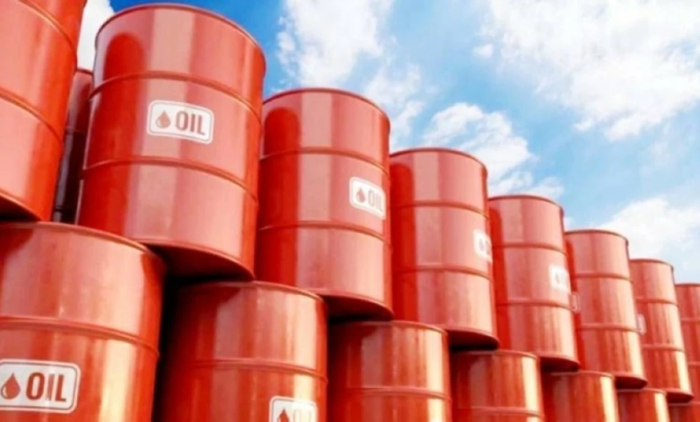 Fitch: Global oil surplus reduces risks from Iranian and Venezuelan supplies