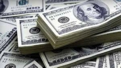 الدولار يحافظ على مكاسبه والين الياباني يواصل التراجع