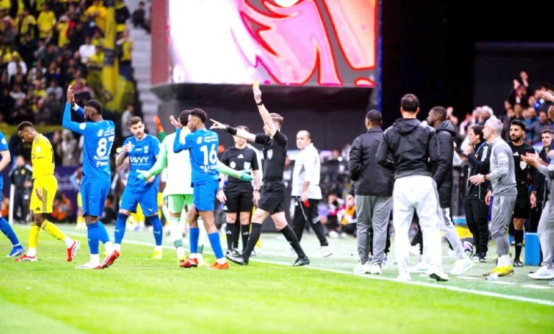 جدل البطاقة الحمراء وتقنية VAR: القوانين وتأثير التحكيم