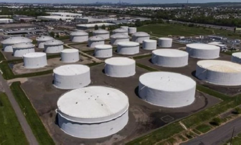 ارتفاع مخزونات النفط الأمريكية وتأثيره على الأسواق العالمية