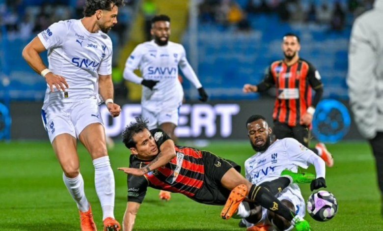 خبير تحكيمي: هدف الهلال أمام الرياض غير شرعي وتدخل تمبكتي متهور