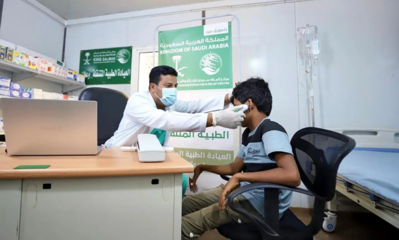 مركز الملك سلمان للإغاثة يعالج النازحين في حجة اليمنية