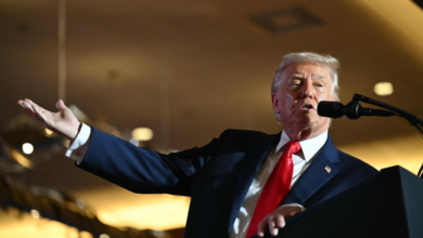 ترامب يوضح سبب كدمات يده وحقيقة نومه في الاجتماعات