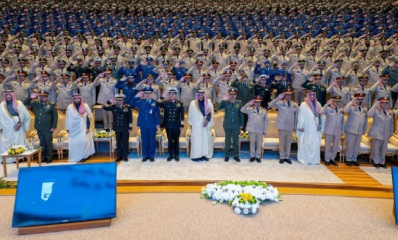 نائب وزير الدفاع يرعى حفل تخريج الضباط الجامعيين 1447هـ