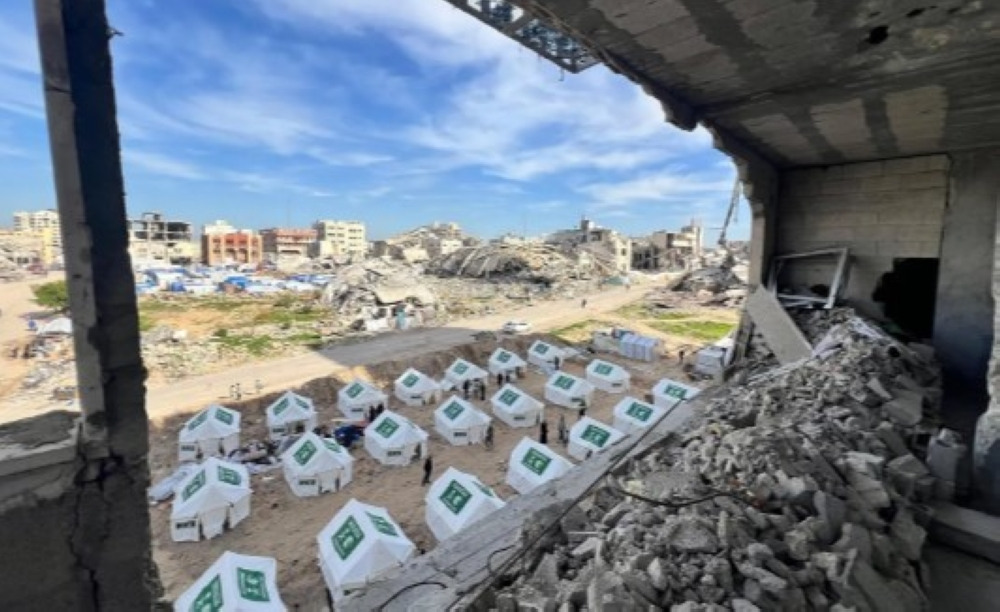 توزيع المساعدات الغذائية في المخيم