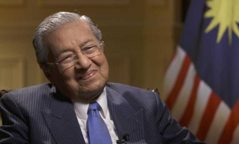نقل مهاتير محمد للمستشفى بعد سقوطه: تفاصيل الحالة الصحية
