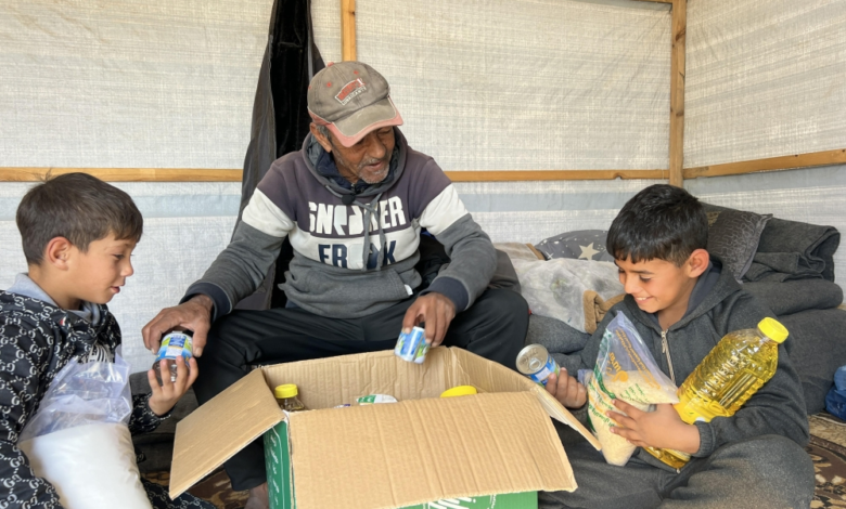 مساعدات السعودية لغزة: مركز الملك سلمان يوزع سلالاً غذائية للنازحين