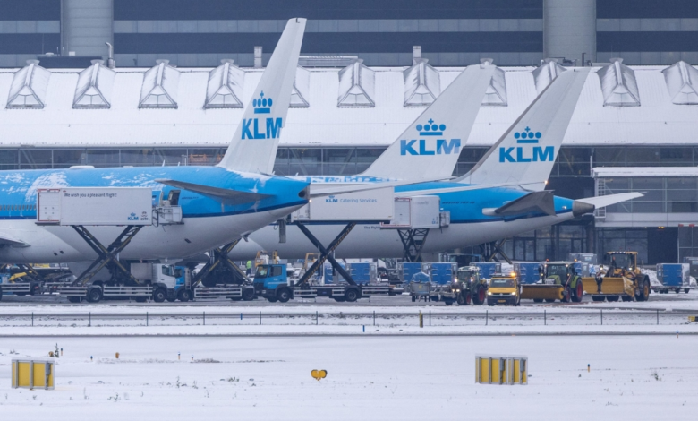 Snow paralyzes Amsterdam airport: 700 flights canceled and chaos ensues