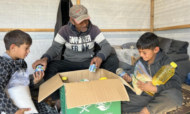مركز الملك سلمان يغيث نازحي غزة بمساعدات غذائية عاجلة