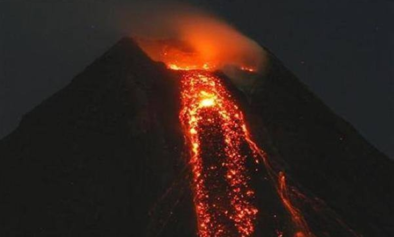 Urgent warning in the Philippines: Mayon volcano erupts and lava flows