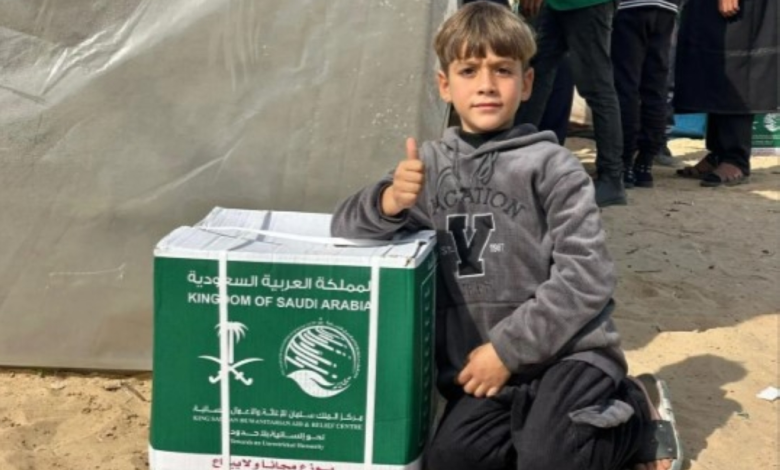 مركز الملك سلمان يوزع سلالًا غذائية للنازحين في مواصي غزة