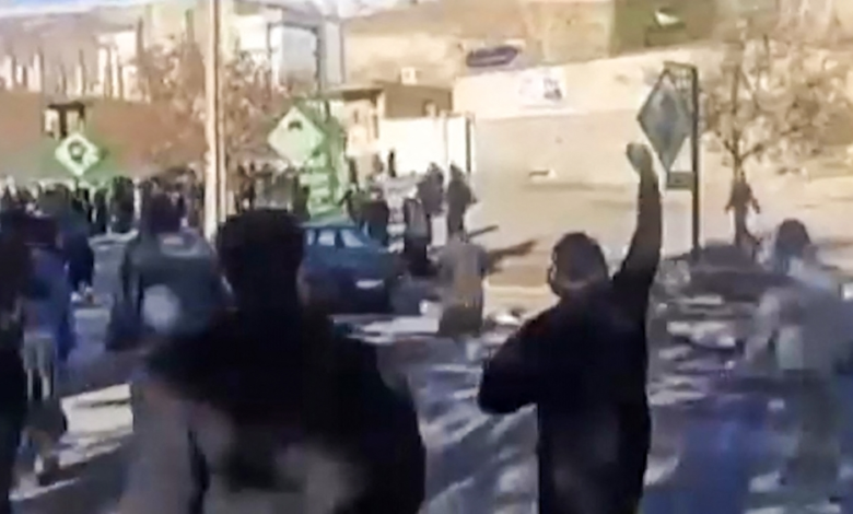 بزشكيان يدعو لضبط النفس والحوار مع استمرار احتجاجات إيران