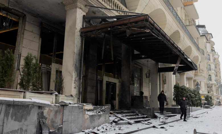 كييف تدعو لإخلاء المدينة بعد انقطاع التدفئة جراء القصف الروسي