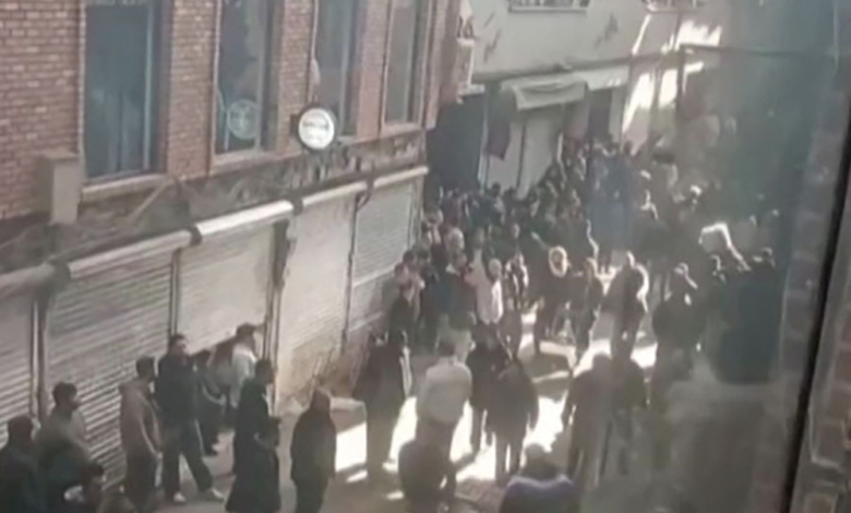 احتجاجات إيران: انقطاع الإنترنت ودعوات نجل الشاه للتصعيد