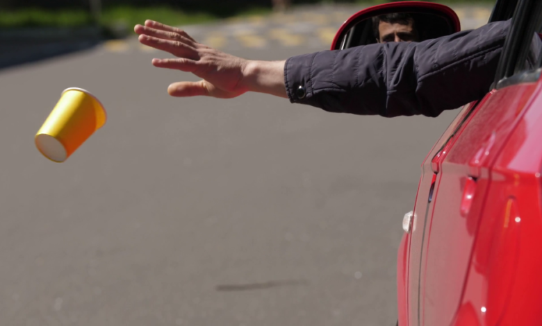 المرور السعودي: غرامة 500 ريال لرمي الأجسام من المركبات
