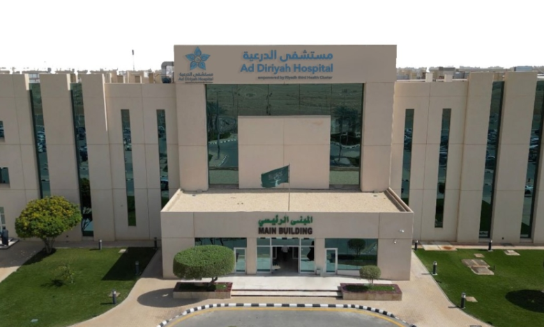 مستشفى الدرعية ينجح في تصحيح انحراف العمود الفقري لمريض ثلاثيني