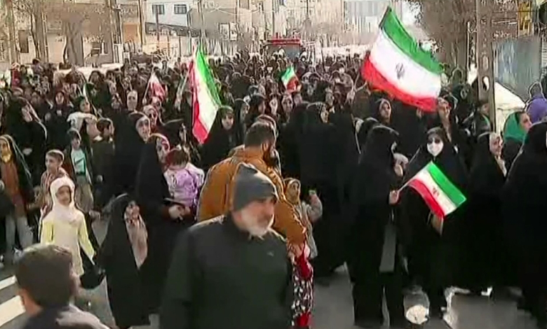 إيران تهدد بضرب إسرائيل والقواعد الأمريكية وسط احتجاجات داخلية