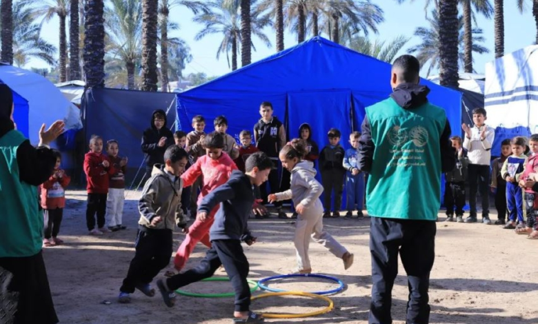 السعودية تغيث أطفال غزة: توزيع ملابس شتوية عبر مركز الملك سلمان