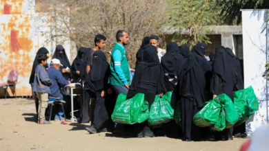 مركز الملك سلمان للإغاثة يوزع كسوة الشتاء في تعز اليمنية