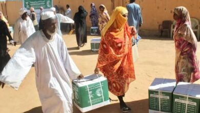 مركز الملك سلمان يوزع سلالاً غذائية في بربر بالسودان