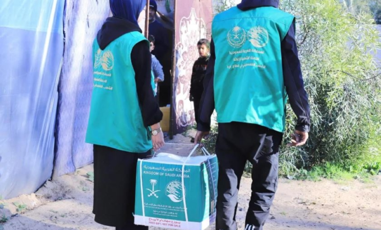 مساعدات السعودية لغزة: مركز الملك سلمان يوزع سلالاً غذائية