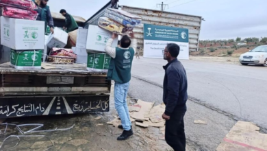 مركز الملك سلمان يوزع سلالاً غذائية في حلب وحضرموت