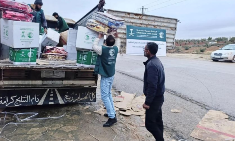 مركز الملك سلمان يوزع سلالاً غذائية في حلب وحضرموت