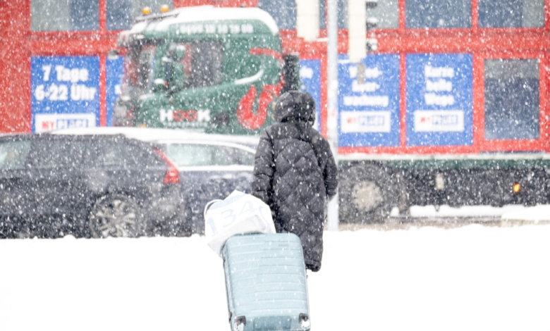 الأمطار المتجمدة تشل مطارات أوروبا وتوقف حركة النقل