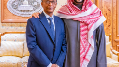 وزير الدفاع يشكر مدير ميناء المكلا على دوره البطولي والإنساني