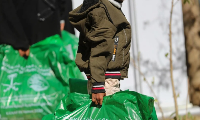King Salman Relief distributes winter clothing in Taiz as part of the Kanf project