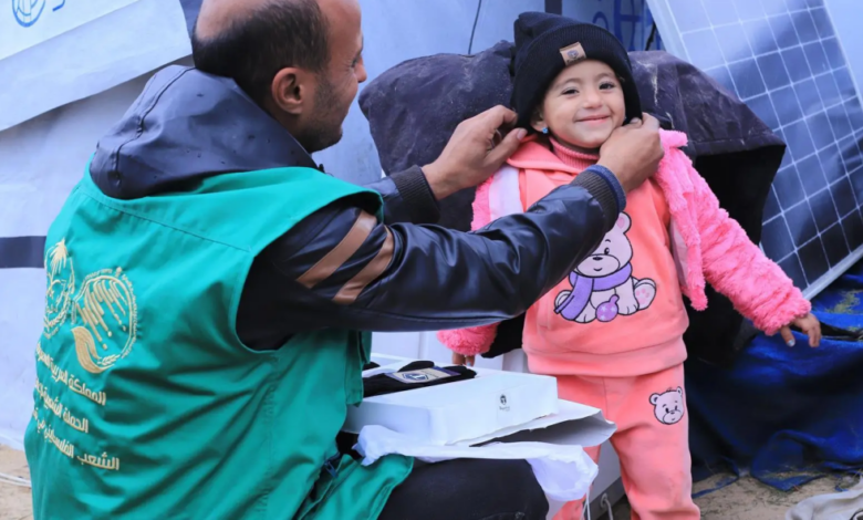 مركز الملك سلمان يوزع ملابس شتوية لأطفال غزة ضمن الحملة السعودية
