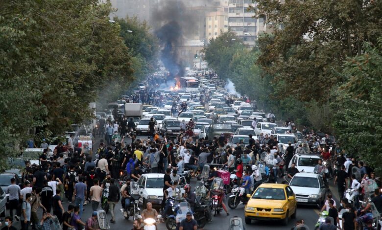 العفو الدولية تتهم إيران بالقتل الجماعي وبريطانيا تغلق سفارتها